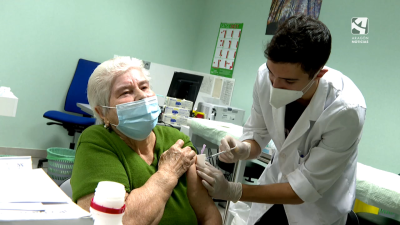 Primeros aragoneses vacunados de la gripe.