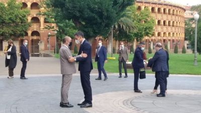 Pedro Sánchez saluda a Javier Lambán durante una reciente visita a la capital aragonesa.