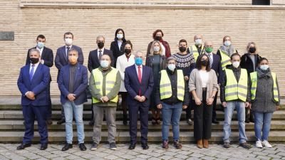 El presidente de las Cortes, Javier Sada, y varios diputados, con trabajadores de IDL.