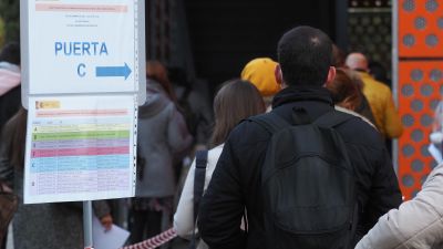 Varias personas hacen cola para presentarse a exámenes para acceder a distintos cuerpos de la Administración General del Estado. (Imagen: EP)