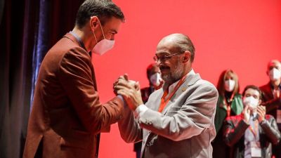 Saludo de Pedro Sánchez y Javier Lambán al inicio del Congreso regional.