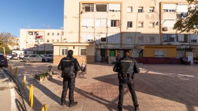 Agentes de la Policía Nacional frente a la vivienda donde se produjo el tiAgentes de la Policía Nacional frente a la vivienda donde se produjo el tiroteo. (EFE)roteo.