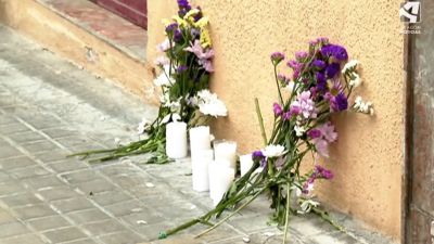 Flores y velas en la entrada del portal de Katia el día posterior a su fallecimiento.