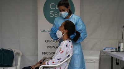 Una sanitaria realiza un test de antígenos (Kike Rincón / Europa Press)