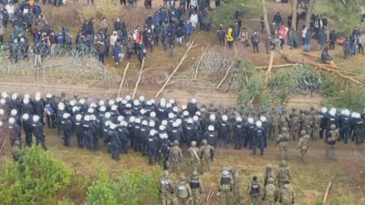 Migrantes y agentes de policía y militares en la frontera entre Bielorrusia y Polonia.