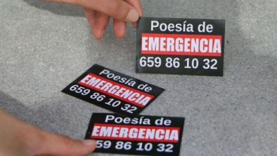 Pegatinas de 'Poesía de emergencia'.