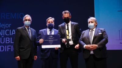 El consejero de Vertebración, José Luis Soro, recoge el premio concedido a la reforma de la estación de Canfranc.
