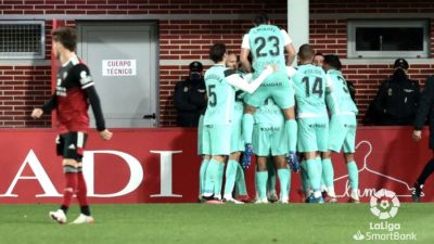 Los jugadores de la SD Huesca celebran el gol de Marc Mateu.