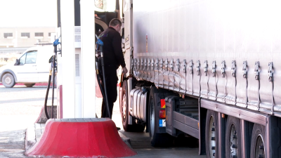 Un transportista echa combustible a su camión en Aragón.