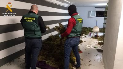 Agentes de la Guardia Civil con parte de la mercancía intervenida.