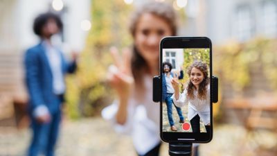 Dos personas graban un video con su móvil.
