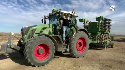 Luis Alquézar bajando de su tractor.