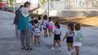 Profesoras y alumnos de una escuela de Educación Infantil. (Foto: Europa Press)