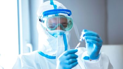 Un sanitario analiza una prueba diagnóstica de COVID-19.