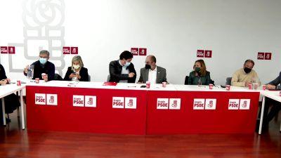Javier Lambán y Darío Villagrasa conversan antes del comienzo de la reunión de la Ejecutiva regional.