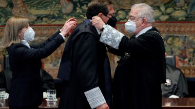 El magistrado Enrique Arnaldo (c) toma posesión como nuevo juez del Tribunal Constitucional ante el presidente saliente del órgano, Juan José González Rivas. (EFE)