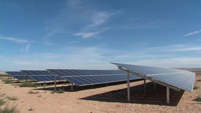 Instalación de placas solares en un terreno.