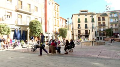 Vecinos de Borja (Zaragoza) en una céntrica terraza de la localidad.