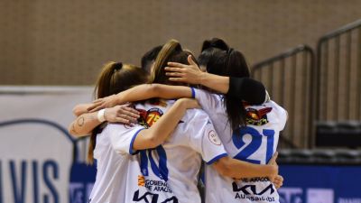Las jugadoras del Sala Zaragoza celebran el primer gol del encuentro.
