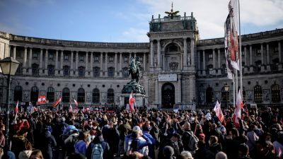 Manifestantes en Viena (Austria) contra las restricciones por la COVID-19. (EFE)