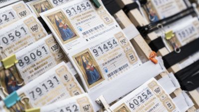 Varios décimos de la administración de lotería Doña Manolita, en Madrid. (EP)