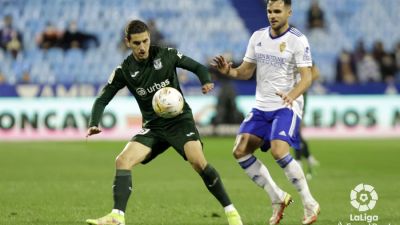Álvaro pugna con un rival. Foto: LaLiga.