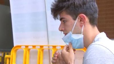 Un joven se realiza una prueba diagnóstica.