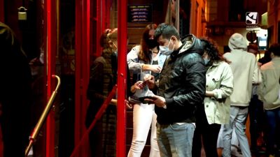 Un joven muestra su documentación en el acceso a un local de ocio nocturno.