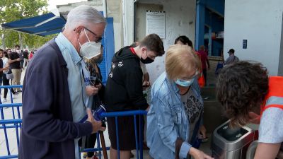 Aficionados entrando en el primer partido de la temporada en La Romareda