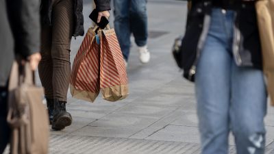 Ciudadanos con sus compras por la calle. / EP