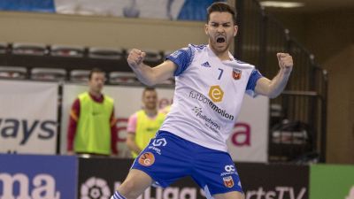 Javi Alonso celebra un gol con el Fútbol Emotion Zaragoza.