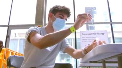 Un joven se realiza una prueba diagnóstica.