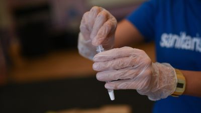 Un trabajador guada un test de antígenos.