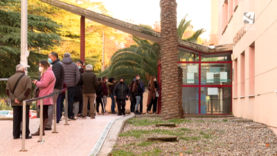 Largas filas en los centros de salud por el pasaporte COVID y la vacunación en Aragón.