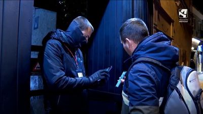 Un joven muestra su pasaporte covid para acceder a un local de ocio nocturno en Zaragoza.