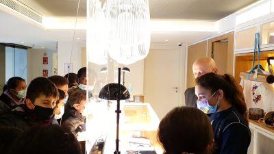 Varios estudiantes aprenden a atender a los clientes en la recepción de un hotel.