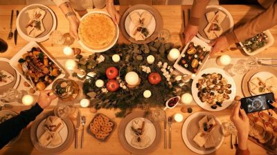 Típica mesa preparada para una cena navideña en familia. / Foto de Nicole Michalou en Pexels