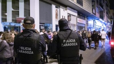 Dos agentes del dispositivo especial que se ha desplegado esta madrugada (Foto: Daniel Marcos).