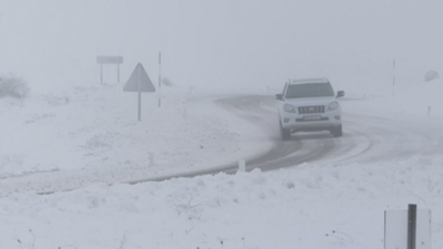 Imagen de archivo de nieve en las carreteras aragonesas.