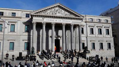 Acto institucional celebrado con motivo de 43 aniversario de la Constitución, este lunes en el exterior del Congreso, debido a la pandemia de coronavirus. (EFE/Juan Carlos Hidalgo).