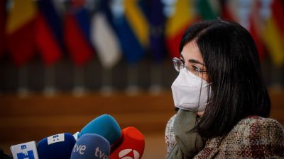 La ministra de Sanidad, Carolina Darias, respondiendo a los medios de comunicación en Bruselas. /Foto: EFE