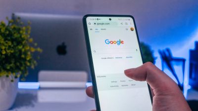 Imagen de un móvil con el buscador Google abierto. / Foto: Europa Press