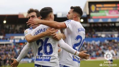 Los jugadores del conjunto aragonés se abrazan durante un encuentro.