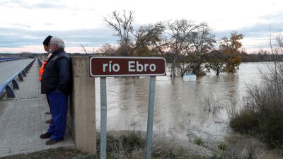 Efectivos de la Unidad Militar de Emergencias (UME) trabajan para afrontar la crecida extraordinaria del río Ebro en la localidad zaragozana de Novillas, que se espera que llegue a la Comunidad de Aragón a partir de mañana. (EFE/ Javier Cebollada).