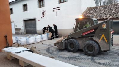 Efectivos de la UME colocan sacos de tierra en una calle de Novillas para bloquear la llegada del agua al casco urbano.