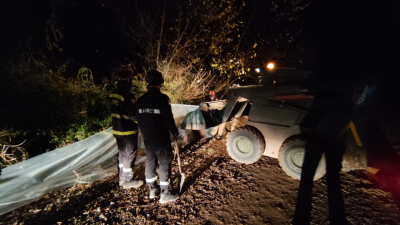 Efectivos de la UME trabajando por la noche en Novillas (Zaragoza). / Foto: UME