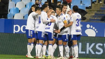 Los jugadores del Real Zaragoza celebran el primer gol de Eguaras.
