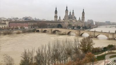 Imagen de la crecida del Ebro a su paso por Zaragoza. Imagen de la crecida del Ebro, este miércoles, a su paso por Zaragoza.
