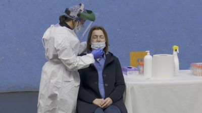 Una sanitaria realiza un test de antígenos / EUROPA PRESS
