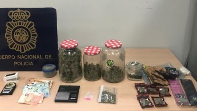 Efectos intervenidos en el registro del domicilio del detenido. /Foto: Policía Nacional)